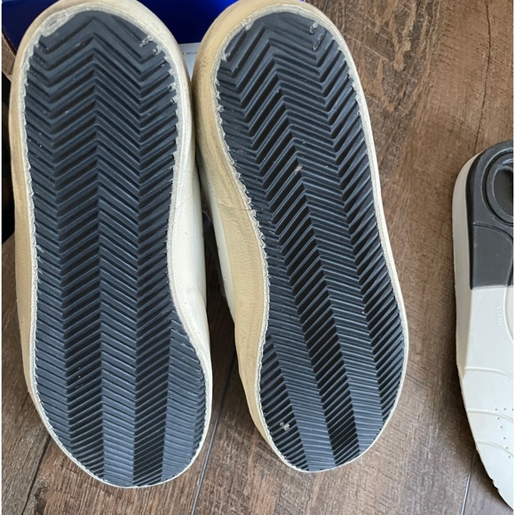 Authentic Golden Goose Superstar Sneaker - Picture 9 of 16